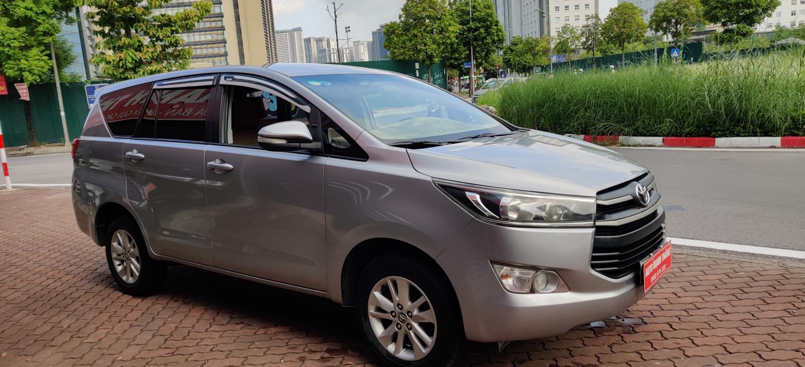 Toyota Innova 2.0E 2017 - Bán Toyota Innova 2.0E đời 2017, màu bạc, số sàn