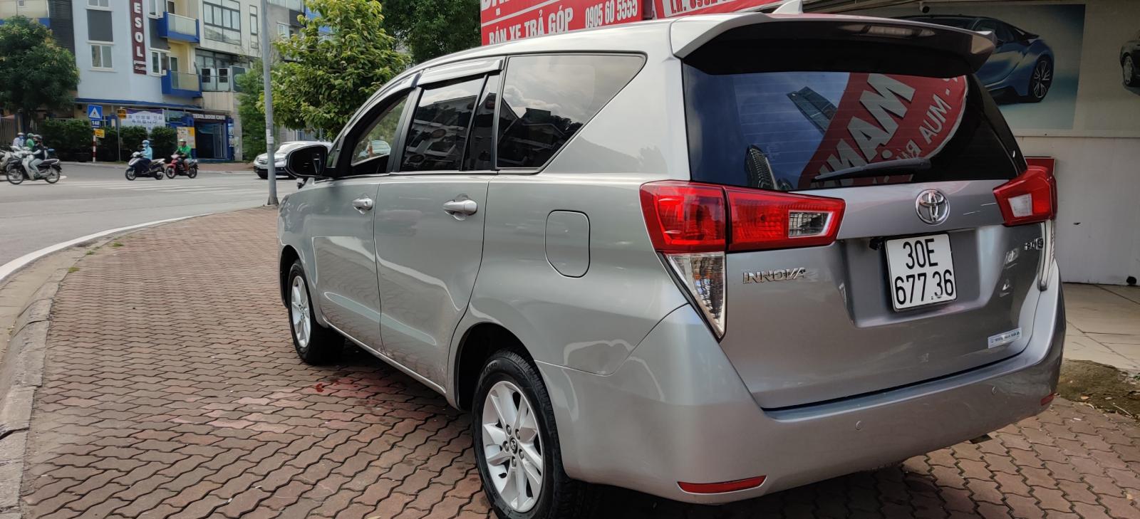 Toyota Innova 2.0E 2017 - Bán Toyota Innova 2.0E đời 2017, màu bạc, số sàn