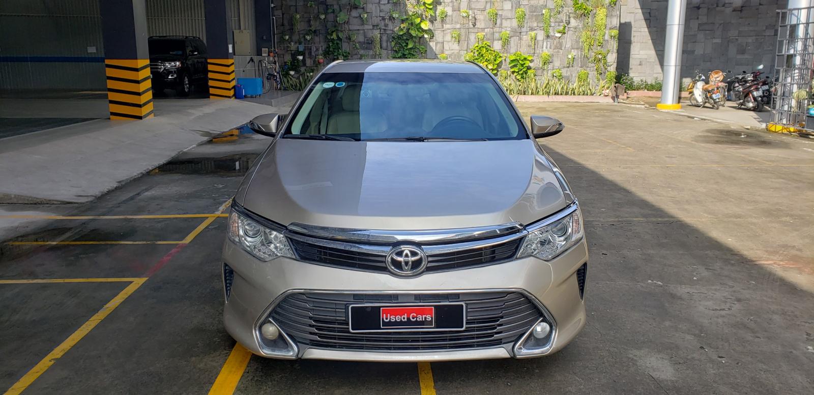 Toyota Camry 2.0E 2015 - Bán xe Toyota Camry 2.0E đời 2015, màu nâu giá cạnh tranh