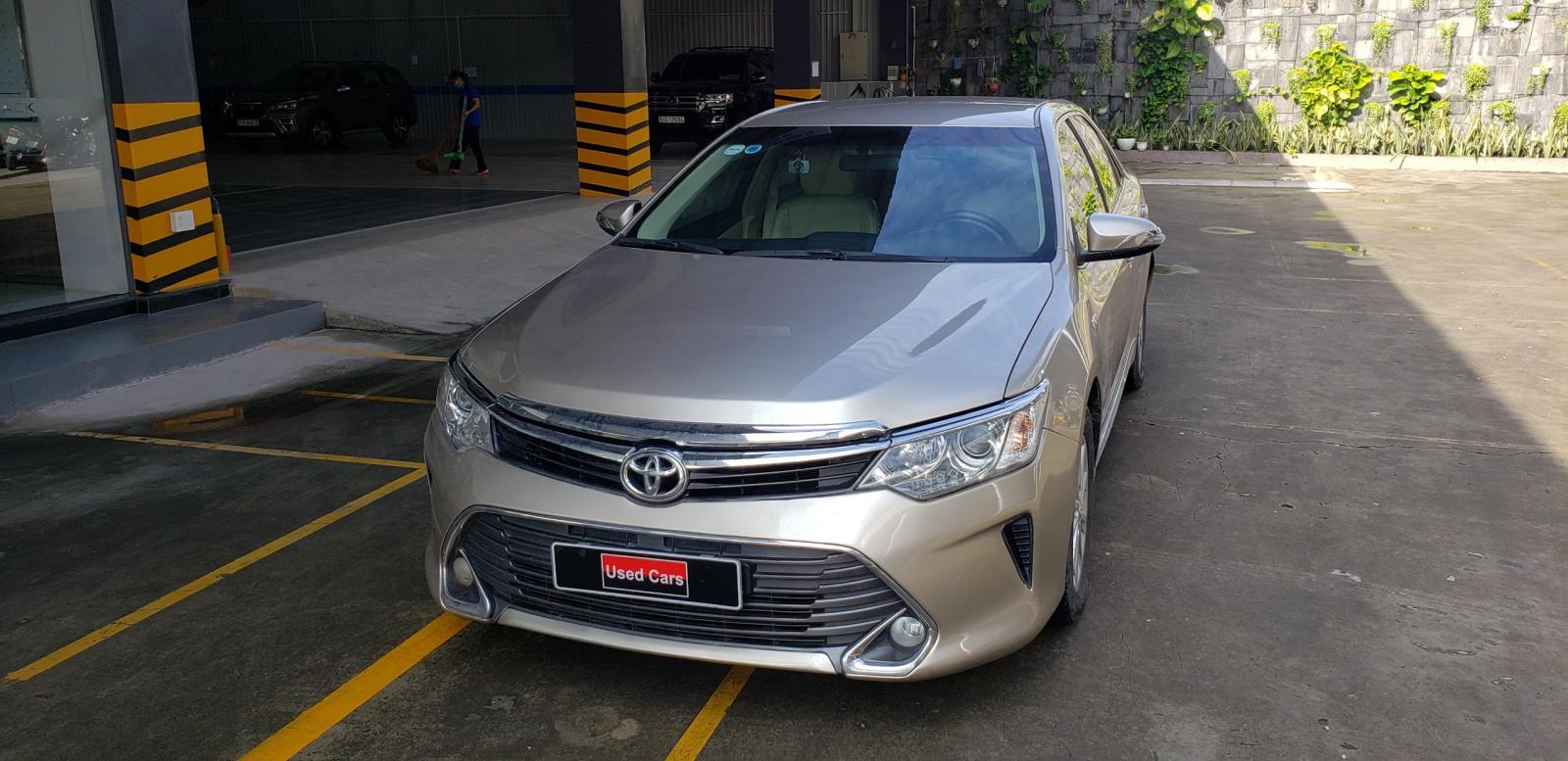 Toyota Camry 2.0E 2015 - Bán xe Toyota Camry 2.0E đời 2015, màu nâu giá cạnh tranh