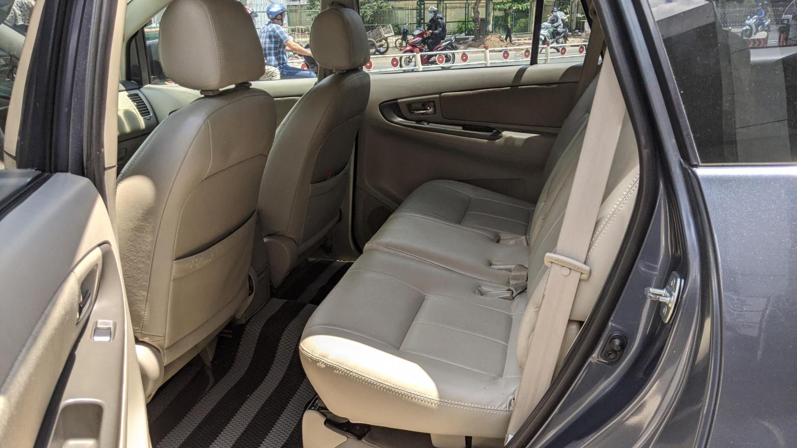 Toyota Innova 2015 - Cần bán lại xe Toyota Innova E sản xuất 2015 màu ghi xanh cực hiếm, giá chỉ 520 triệu