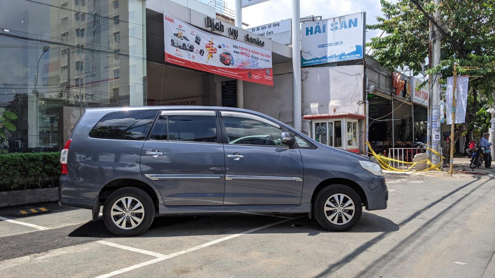 Toyota Innova 2015 - Cần bán lại xe Toyota Innova E sản xuất 2015 màu ghi xanh cực hiếm, giá chỉ 520 triệu