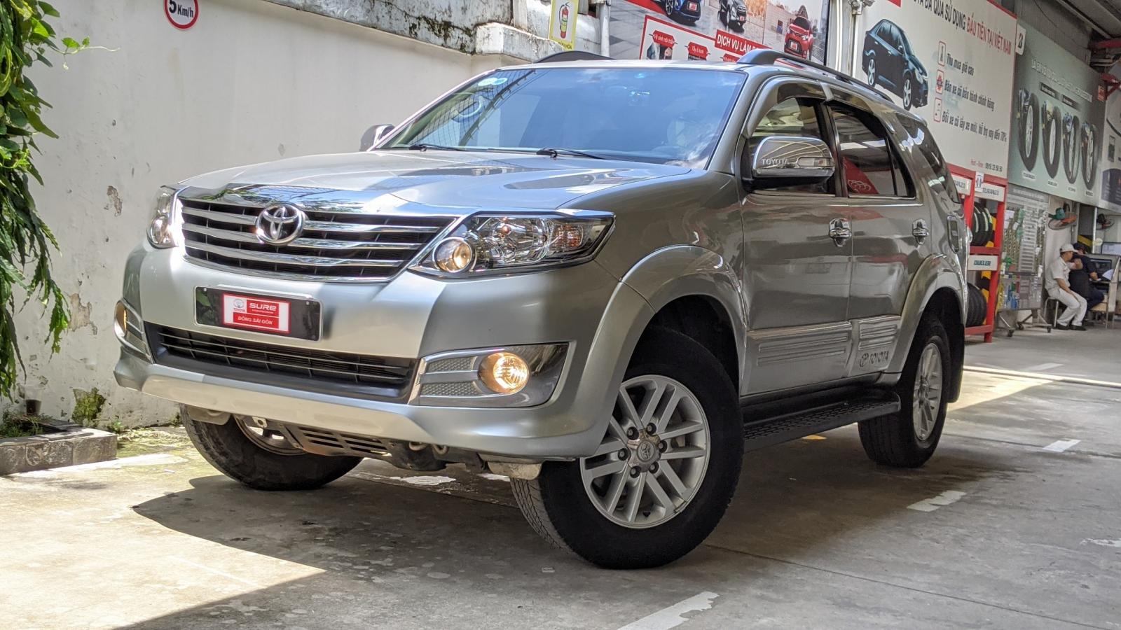 Toyota Fortuner V 2014 - Bán xe Toyota Fortuner V sản xuất 2014, màu bạc, 640 triệu