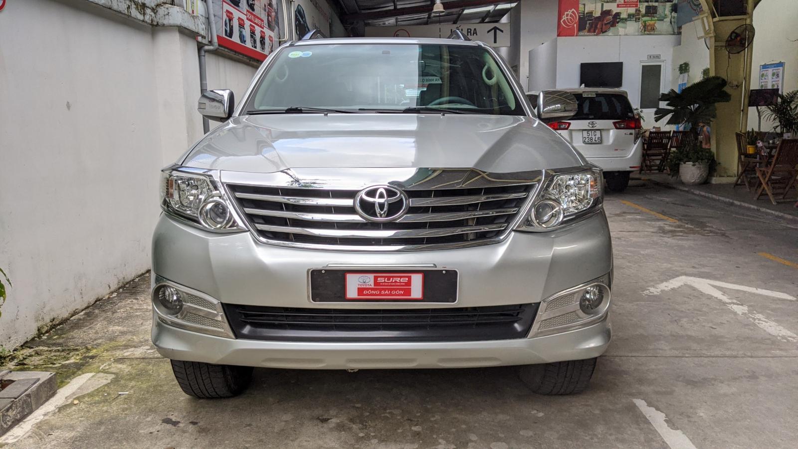 Toyota Fortuner V 2014 - Bán xe Toyota Fortuner V sản xuất 2014, màu bạc, 640 triệu