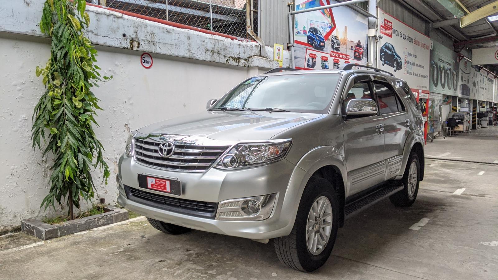 Toyota Fortuner V 2014 - Bán xe Toyota Fortuner V sản xuất 2014, màu bạc, 640 triệu