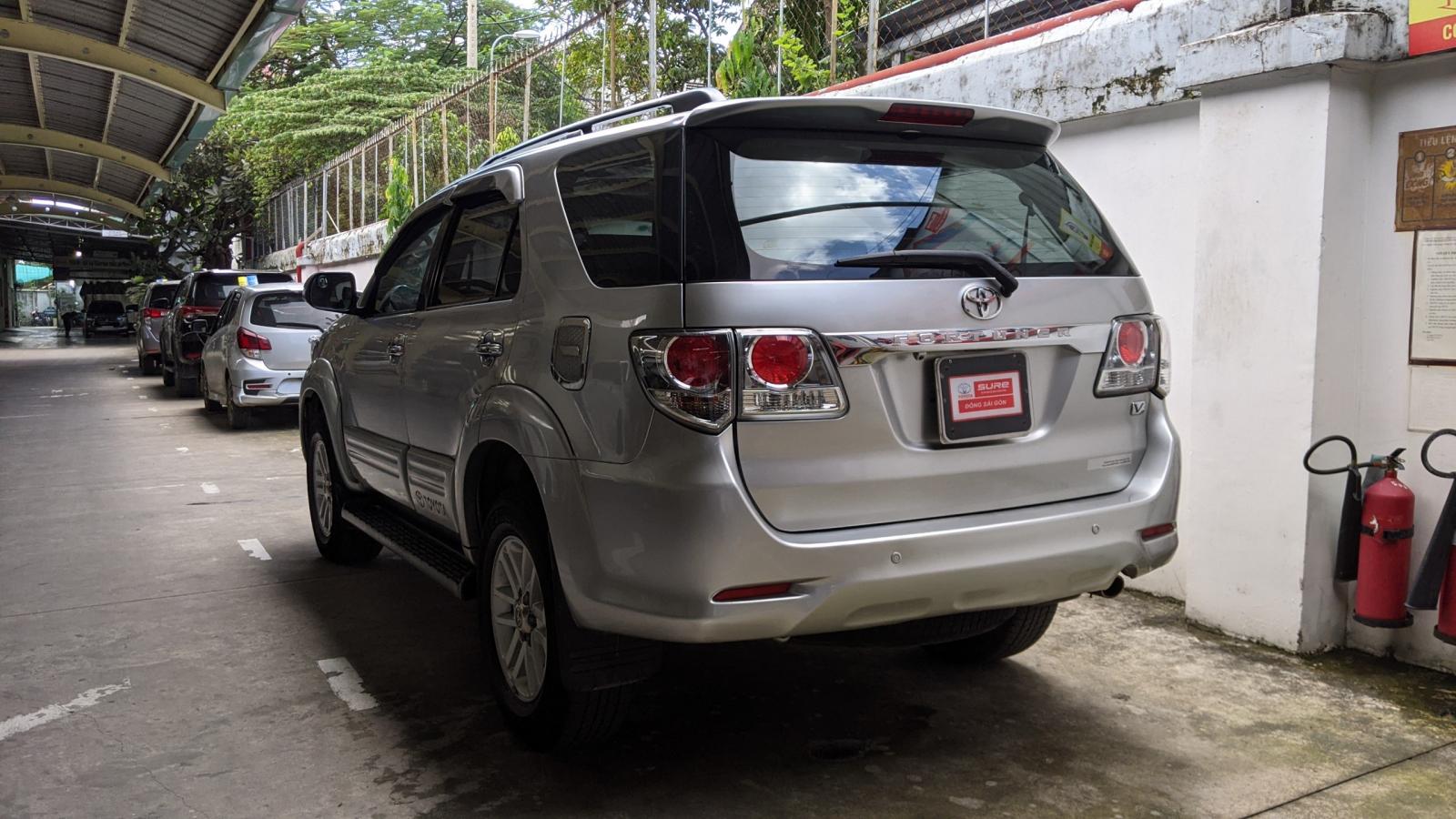 Toyota Fortuner V 2014 - Bán xe Toyota Fortuner V sản xuất 2014, màu bạc, 640 triệu