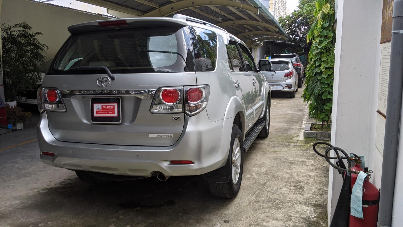 Toyota Fortuner V 2014 - Bán xe Toyota Fortuner V sản xuất 2014, màu bạc, 640 triệu