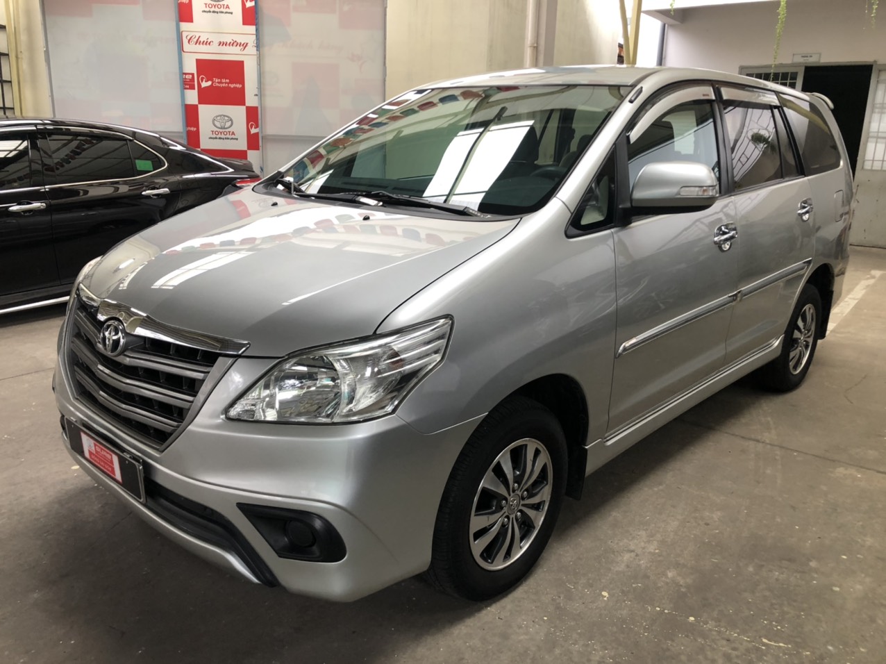 Toyota Innova 2.0E 2016 - Bán ô tô Toyota Innova 2.0E sản xuất 2016, màu bạc, giá tốt