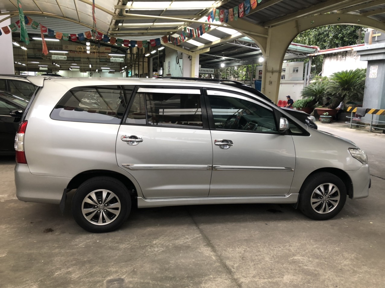 Toyota Innova 2.0E 2016 - Bán ô tô Toyota Innova 2.0E sản xuất 2016, màu bạc, giá tốt