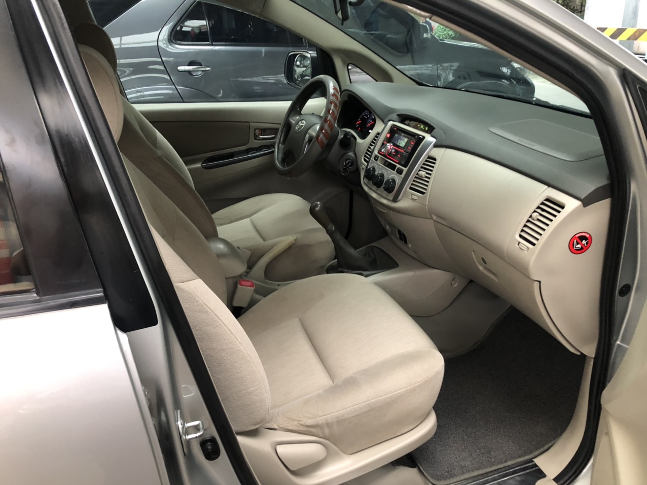 Toyota Innova 2.0E 2016 - Bán ô tô Toyota Innova 2.0E sản xuất 2016, màu bạc, giá tốt