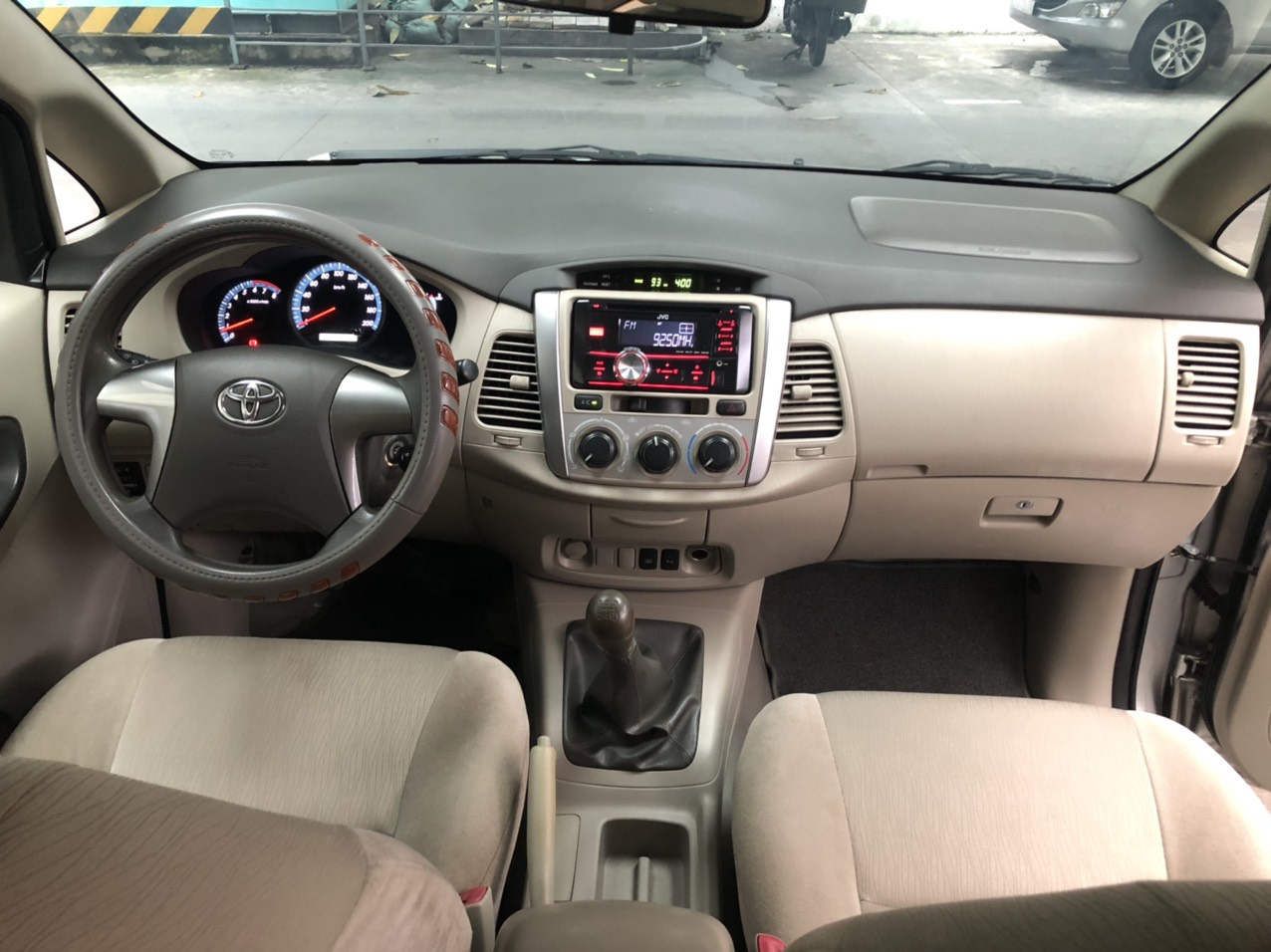 Toyota Innova 2.0E 2016 - Bán ô tô Toyota Innova 2.0E sản xuất 2016, màu bạc, giá tốt