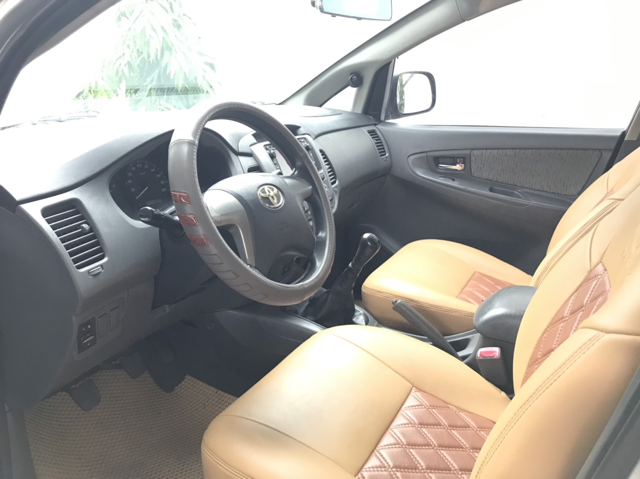 Toyota Innova E 2013 - Bán xe Toyota Innova E đời 2013, màu bạc full option siêu chất