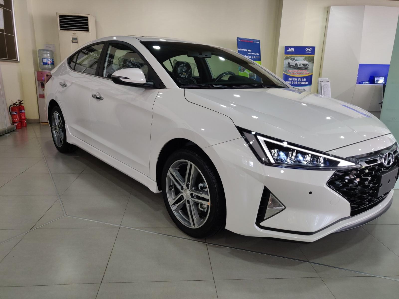 Hyundai Elantra 2022 - Bán ô tô Hyundai Elantra đời 2022, màu trắng