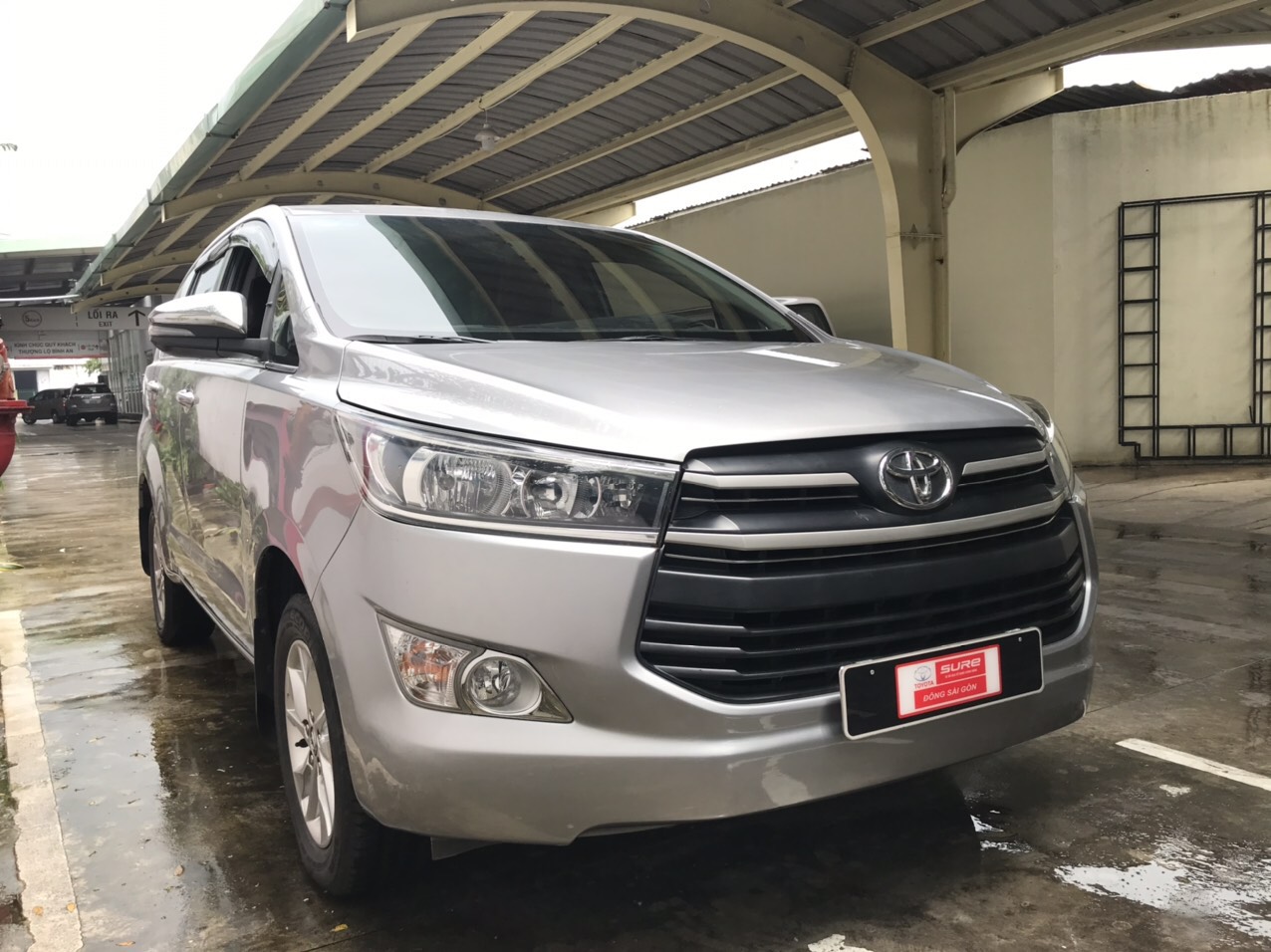 Toyota Innova 2.0 E 2017 - Cần bán lại xe Toyota Innova 2.0 E năm 2017, màu bạc