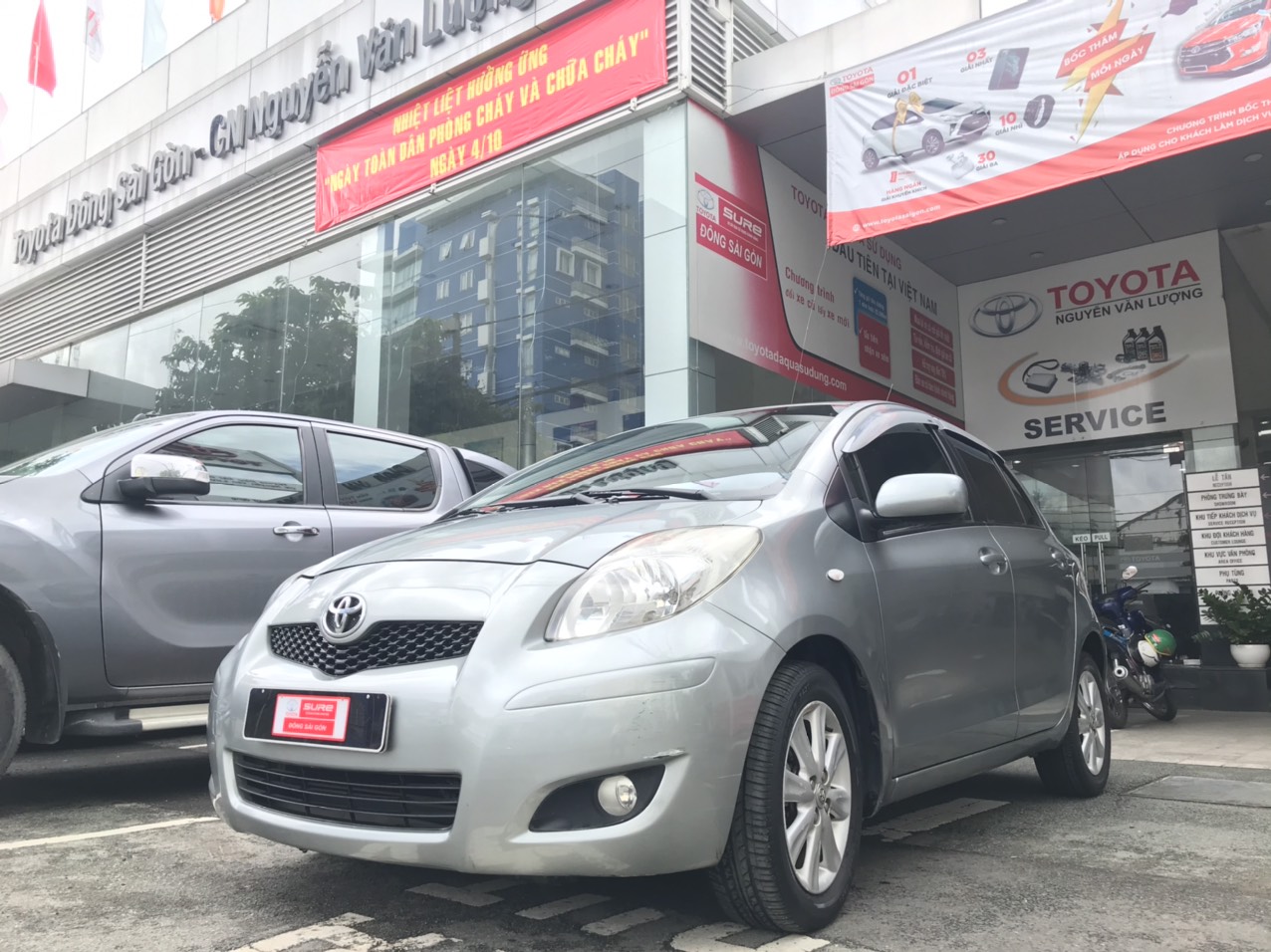 Toyota Yaris 1.3G 2010 - Bán Toyota Yaris 1.3G đời 2010, màu bạc, xe nhập, giá 370tr