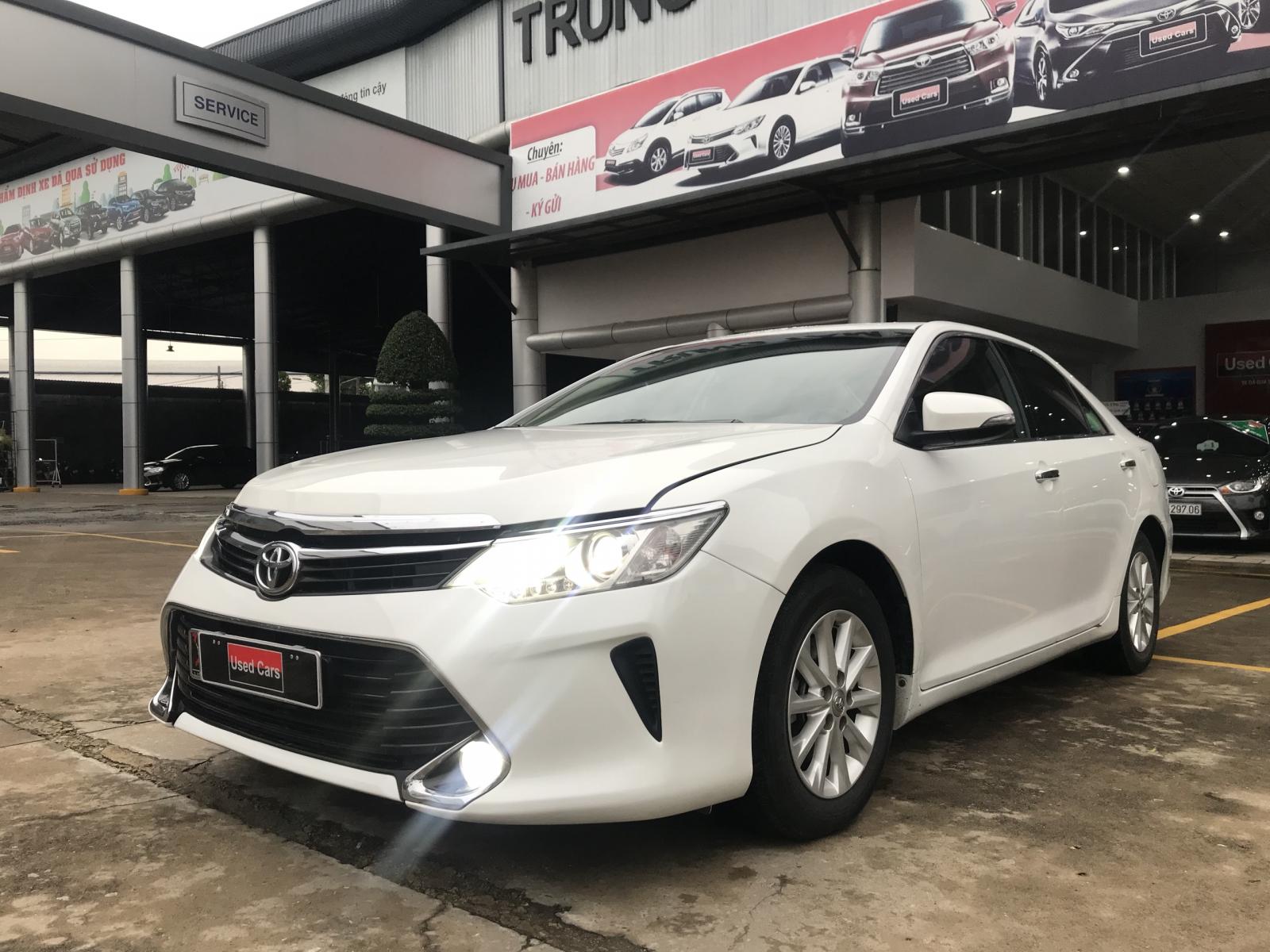 Toyota Camry 2.0E 2016 - Cần bán gấp Toyota Camry 2.0E 2016, màu trắng, 800 triệu