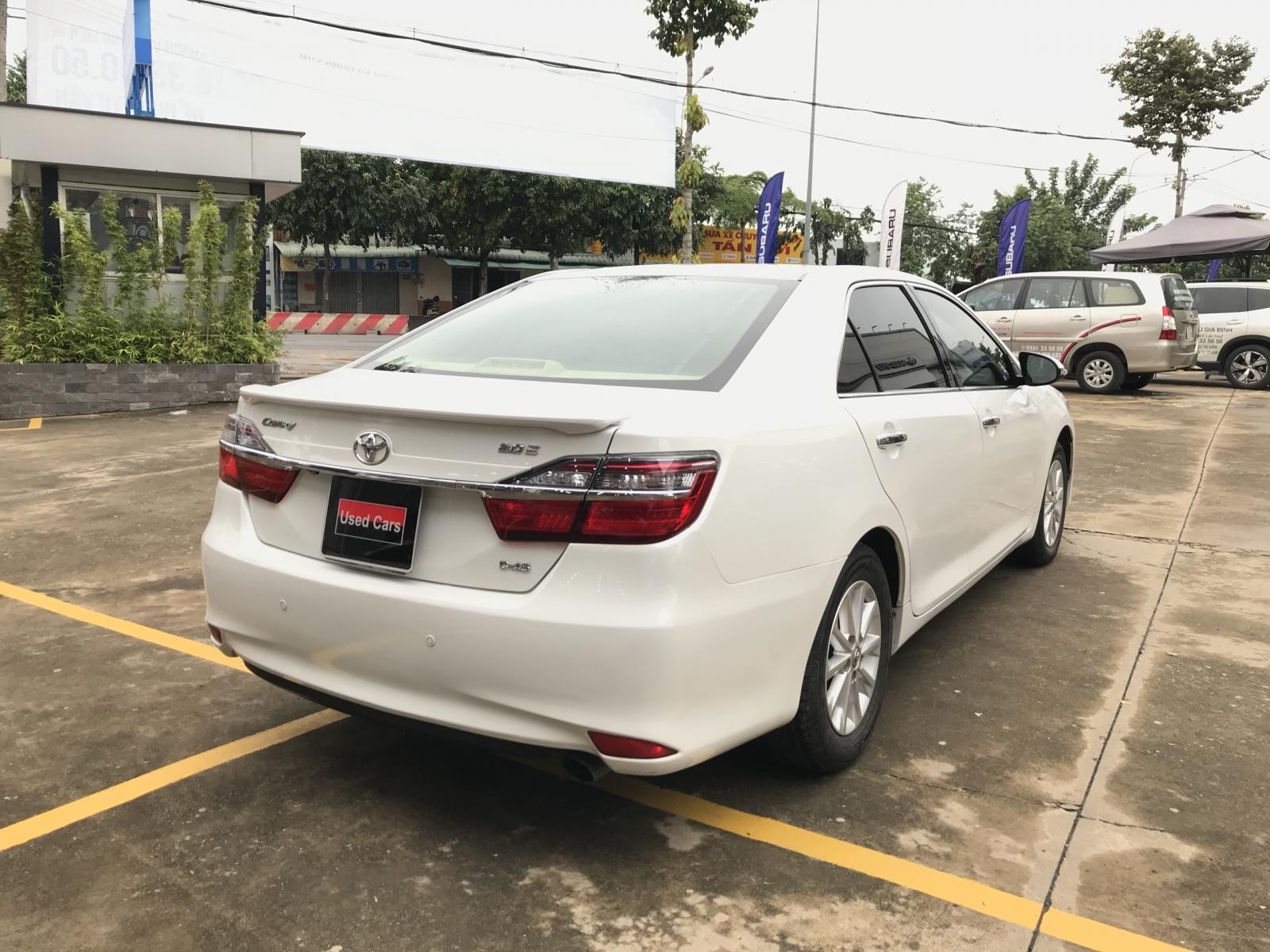 Toyota Camry 2.0E 2016 - Cần bán gấp Toyota Camry 2.0E 2016, màu trắng, 800 triệu