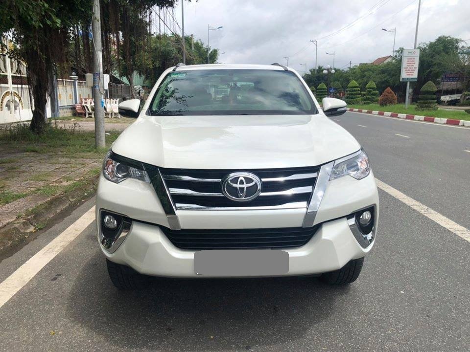 Toyota Fortuner 2020 - Bán Toyota Fortuner 2020 tự động dầu màu trắng