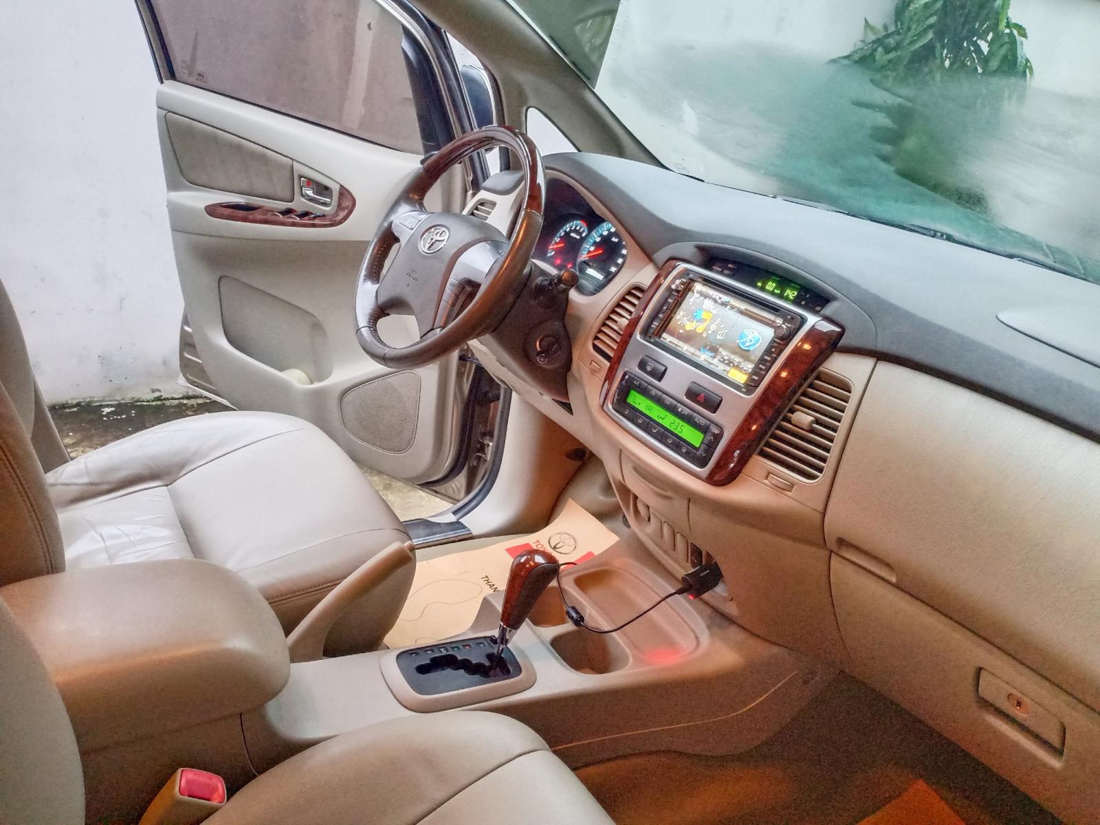 Toyota Innova 2.0V 2014 - Cần bán Toyota Innova 2.0V đời 2014, màu nâu vàng .Siêu chất -Giá đẹp