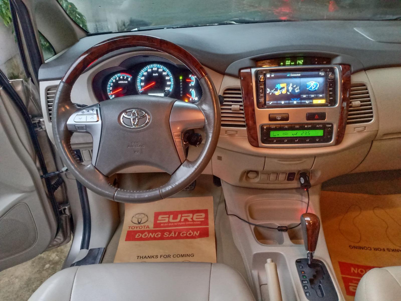 Toyota Innova 2.0V 2014 - Cần bán Toyota Innova 2.0V đời 2014, màu nâu vàng .Siêu chất -Giá đẹp