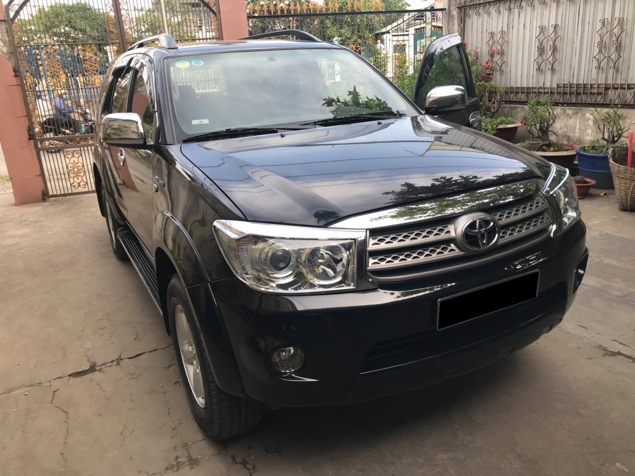 Toyota Fortuner 2010 - Bán Toyota Fortuner 2010 tự động, máy xăng, màu đen sang trọng