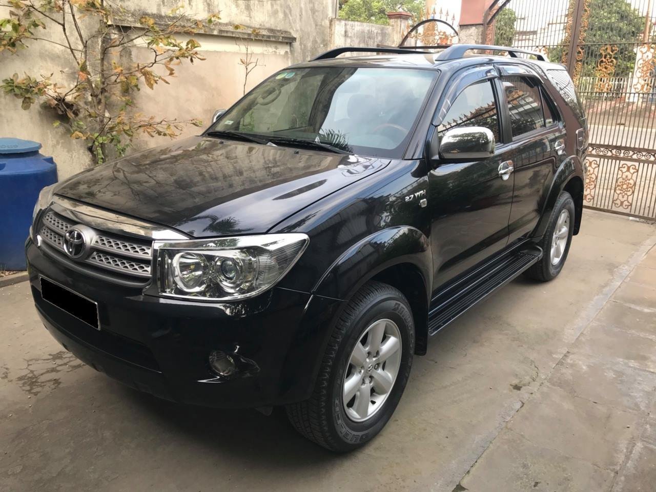 Toyota Fortuner 2010 - Bán Toyota Fortuner 2010 tự động, máy xăng, màu đen sang trọng