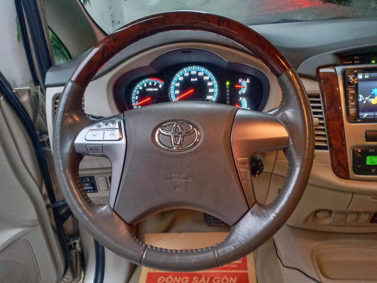 Toyota Innova 2.0V 2014 - Bán xe Toyota Innova 2.0V sản xuất 2014, màu nâu