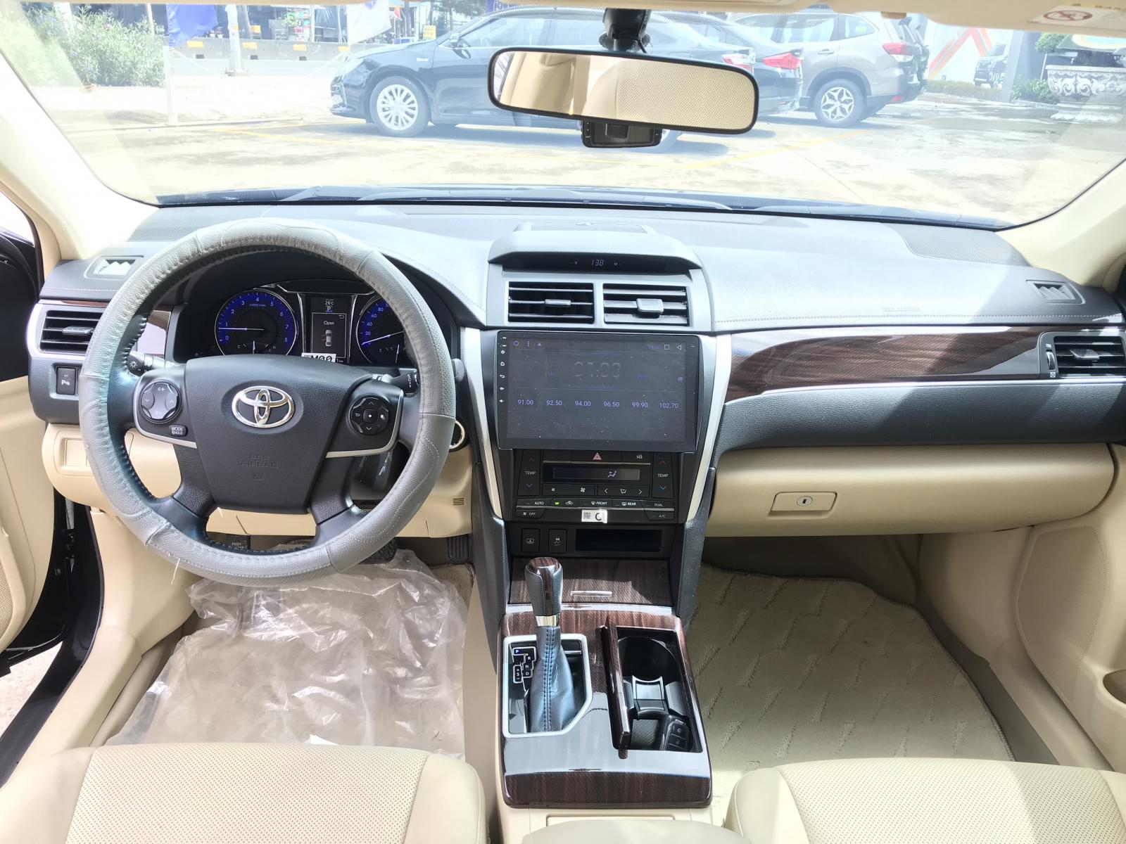 Toyota Camry 2.0E 2018 - Cần bán Toyota Camry 2.0E 2018, màu đen siêu lướt 8.000km. Giá còn Fix đẹp