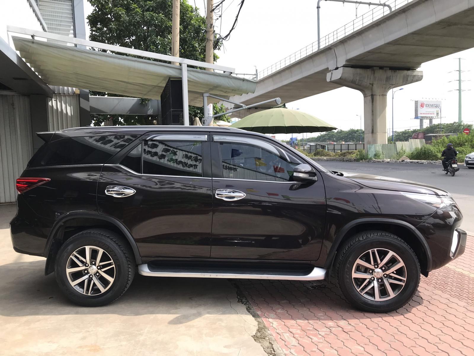 Toyota Fortuner V 2017 - Bán Toyota Fortuner V đời 2017, 4x4  màu nâu, nhập khẩu nguyên chiếc -Giá cực sốc