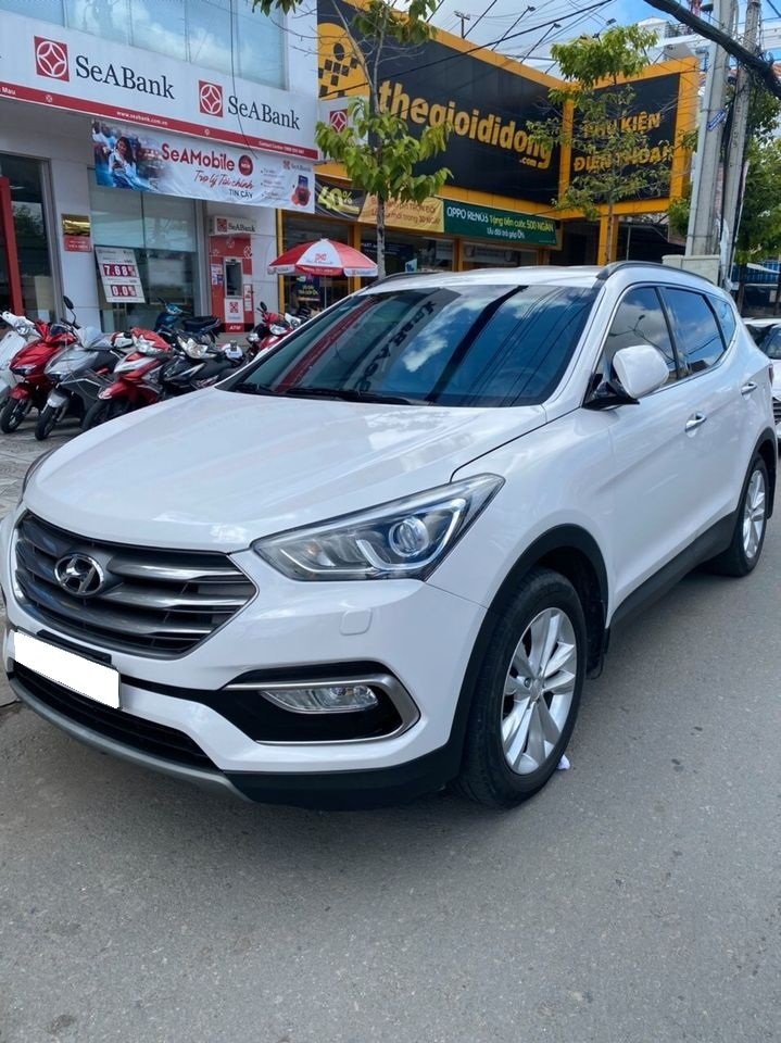 Hyundai Santa Fe 2018 - Gia đình cần bán Hyundai Santafe 2018, ĐK 2019 số tự động, máy dầu, màu trắng