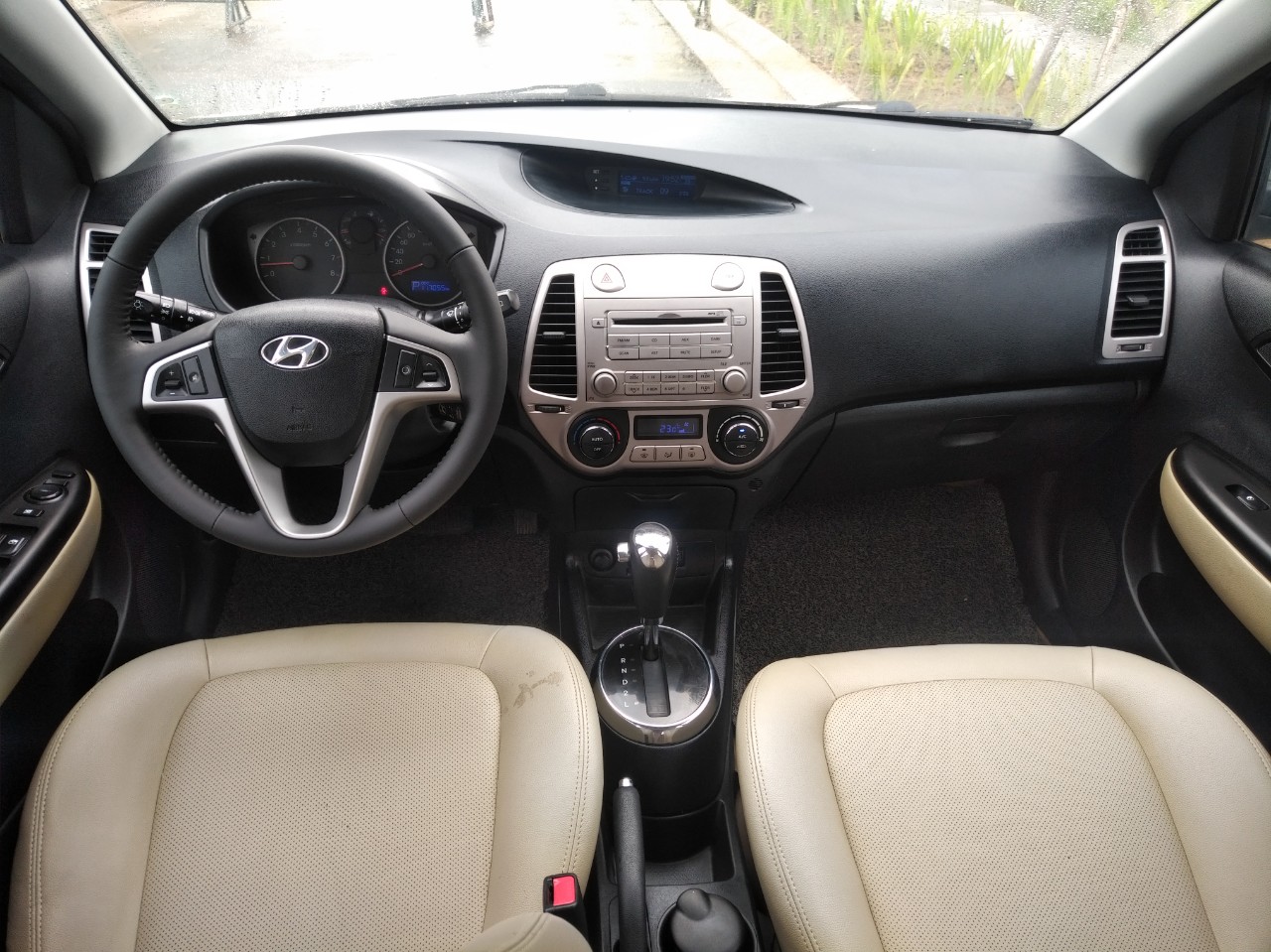 Hyundai i20 2011 - Bán xe Hyundai i20 sản xuất 2011- màu vàng cát - nhập khẩu nguyên chiếc