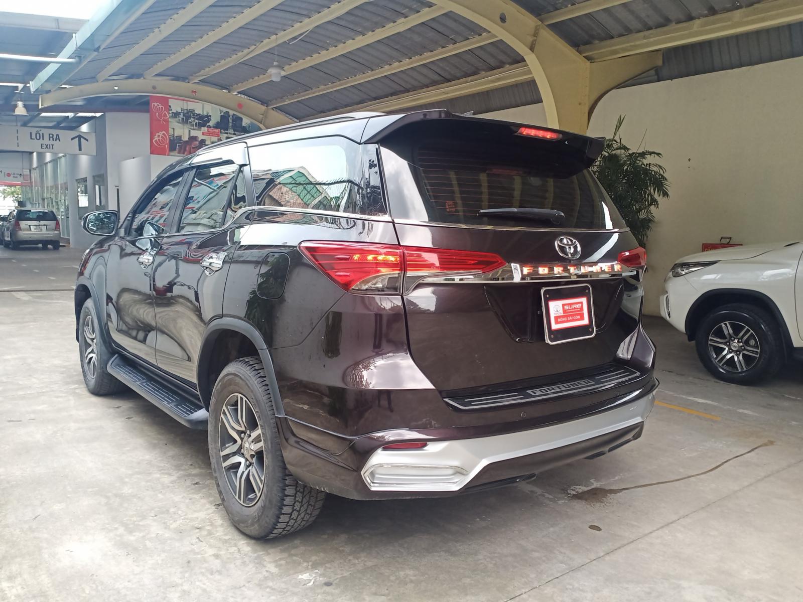 Toyota Fortuner V 2017 - Bán xe Toyota Fortuner V 2017, màu nâu, nhập khẩu chính hãng siêu đẹp. Giá còn fix mạnh