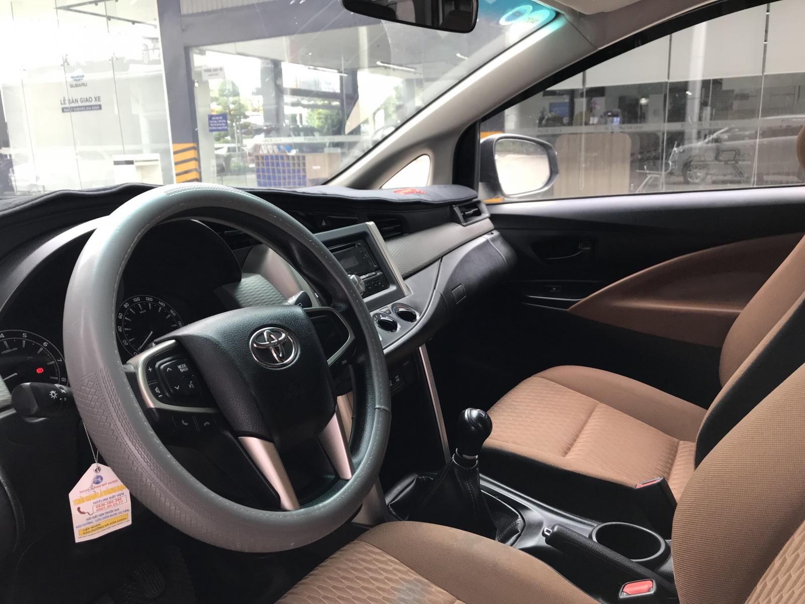 Toyota Innova 2.0 E 2017 - Bán Toyota Innova 2.0 E 2017, màu bạc 