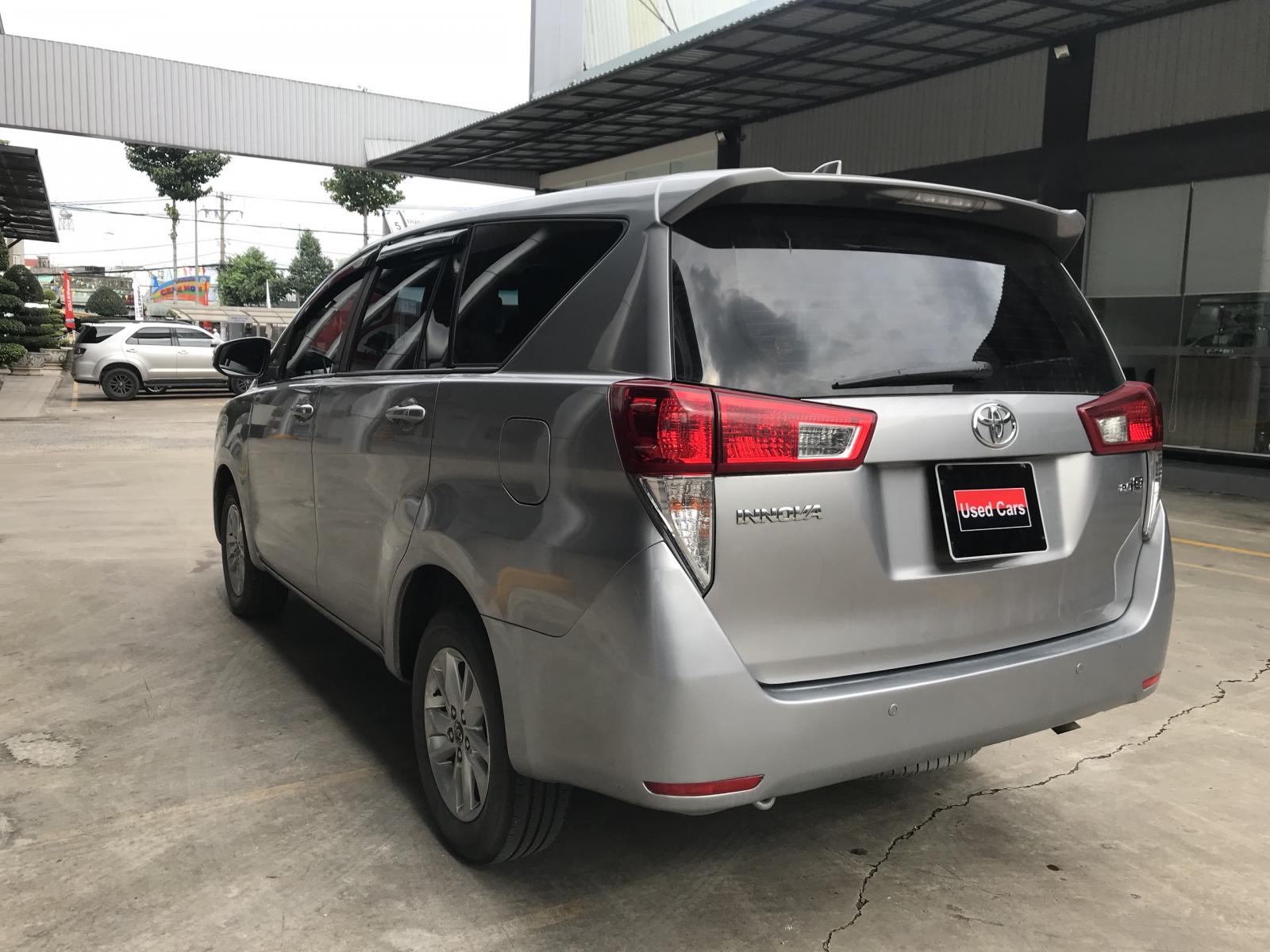 Toyota Innova 2.0 E 2017 - Bán Toyota Innova 2.0 E 2017, màu bạc 