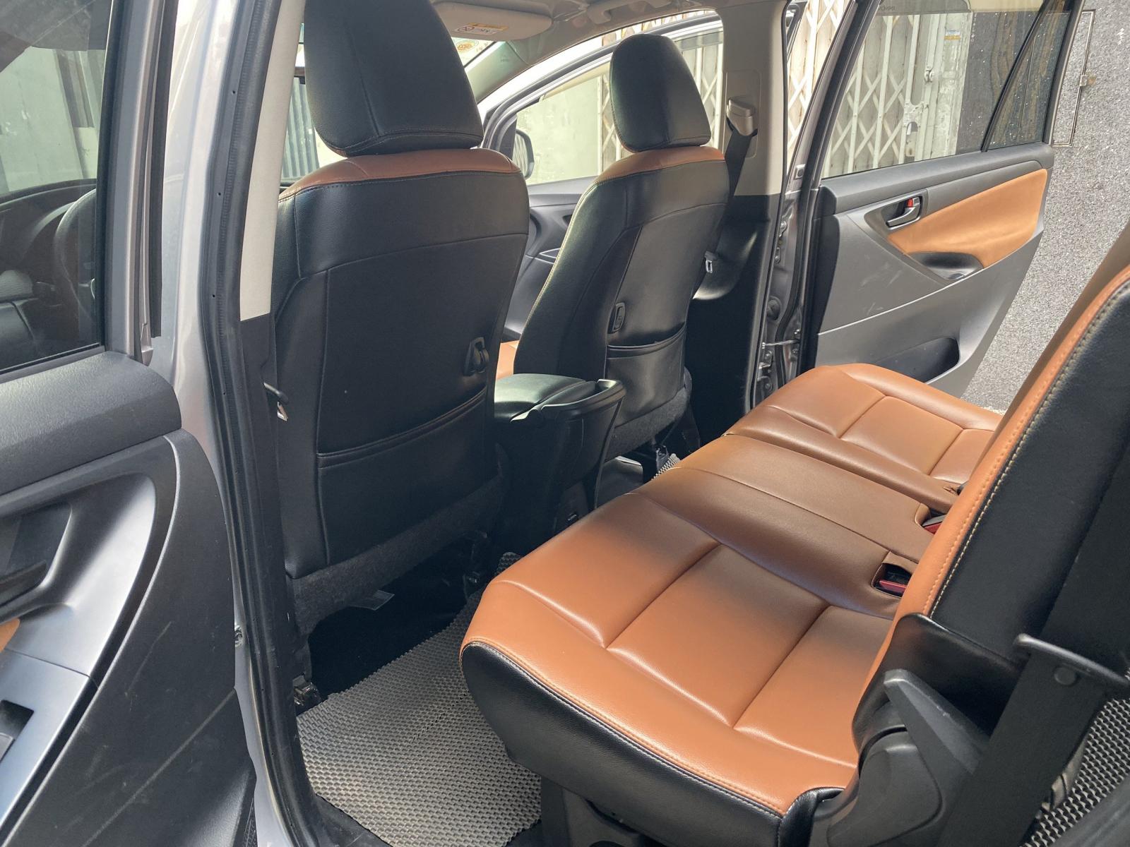 Toyota Innova 2019 - Xe nhà cần bán Innova 2019 dk 2020 số sàn, màu xám