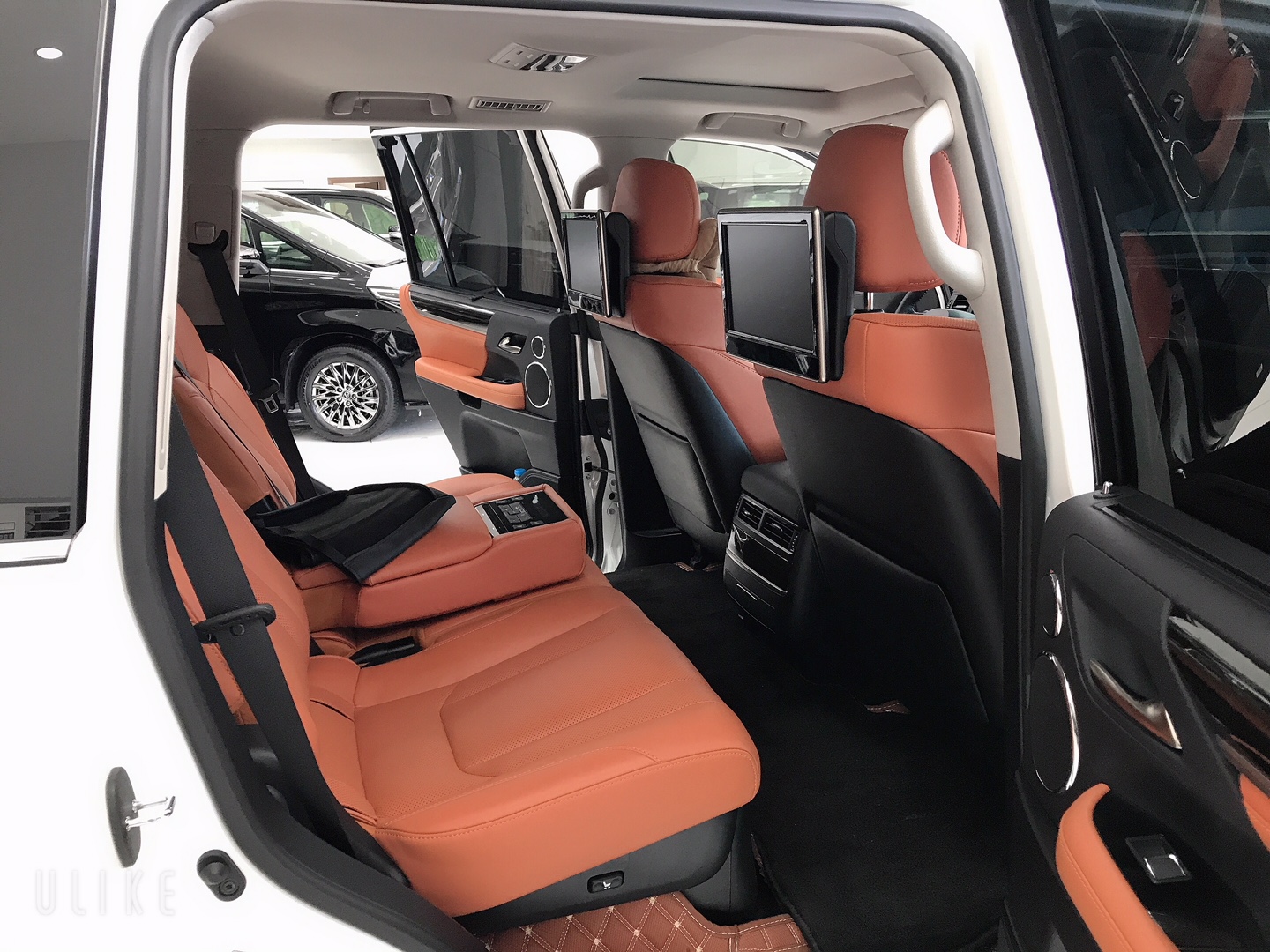 Lexus LX 570 2020 - Bán xe siêu lướt LX570 màu trắng, nội thất da bò, đăng ký tên cty T7/2020, lướt có 6200Km