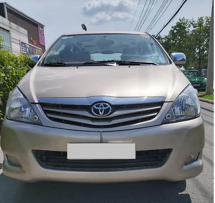 Toyota Innova 2011 - Nhà mình bán Toyota Innova 2011, số sàn, màu vàng cát