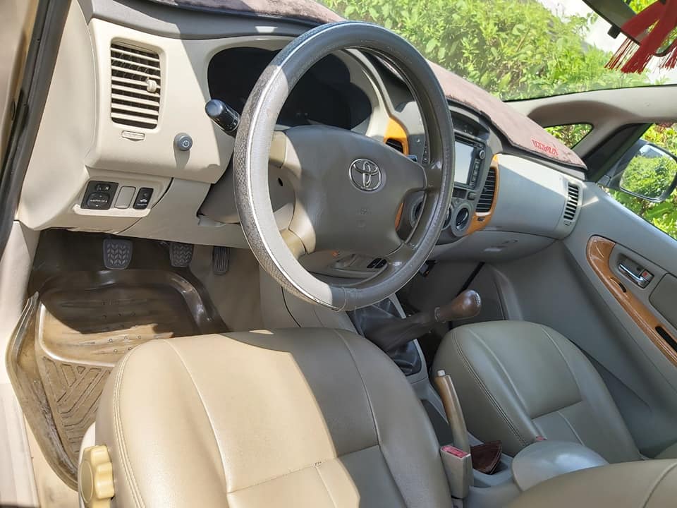 Toyota Innova 2011 - Nhà mình bán Toyota Innova 2011, số sàn, màu vàng cát