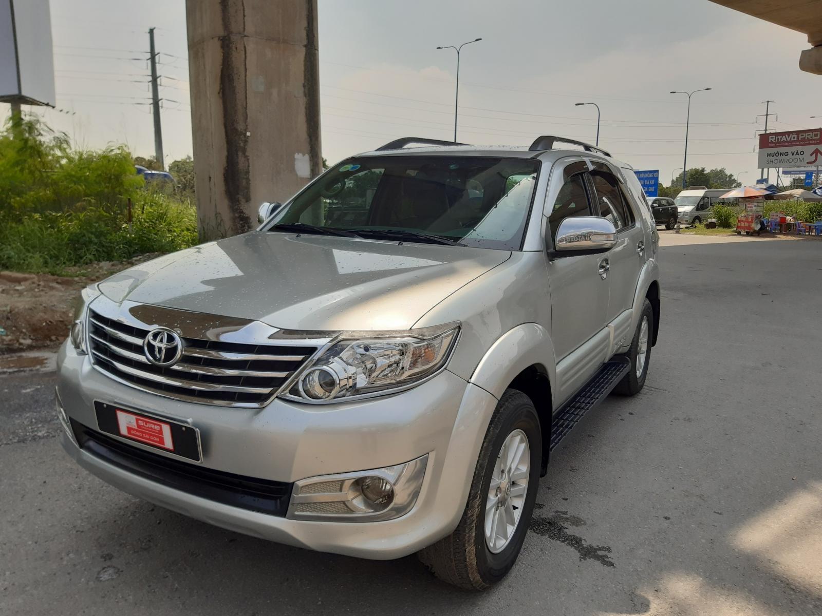 Toyota Fortuner V 2014 - Cần bán Toyota Fortuner V đời 2014, màu bạc, máy siêu chất - giá cực tốt