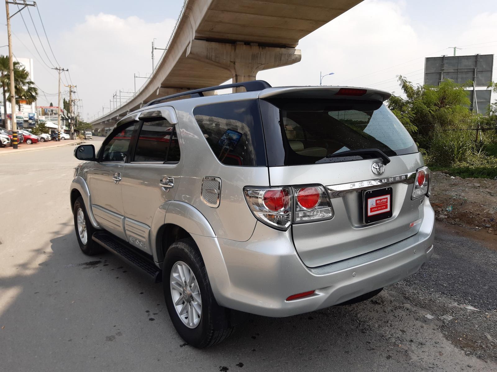Toyota Fortuner V 2014 - Cần bán Toyota Fortuner V đời 2014, màu bạc, máy siêu chất - giá cực tốt