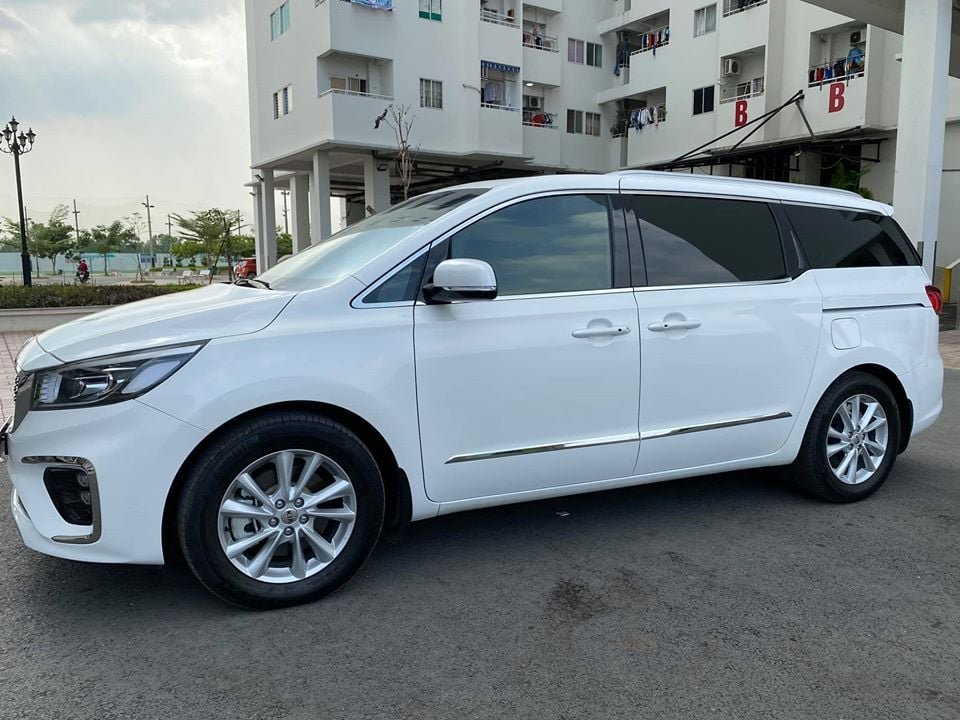 Kia Sedona 2019 - Gia đình mình bán Kia Sedona 2019 đăng ký 2020, số tự động, bản full, máy dầu, màu trắng tinh mơ