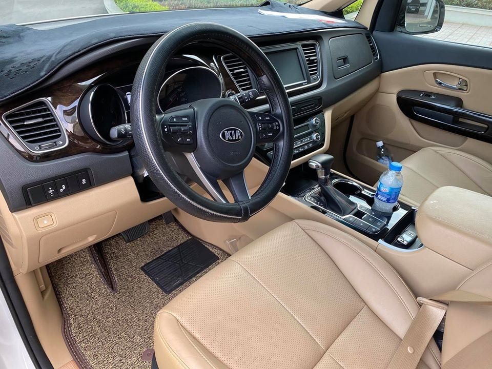 Kia Sedona 2019 - Gia đình mình bán Kia Sedona 2019 đăng ký 2020, số tự động, bản full, máy dầu, màu trắng tinh mơ