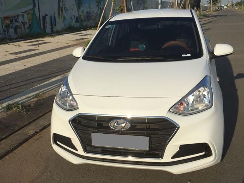 Hyundai i10 2019 - Gia đình tôi cần bán Hyundai I10 2019, số sàn, màu trắng, sedan