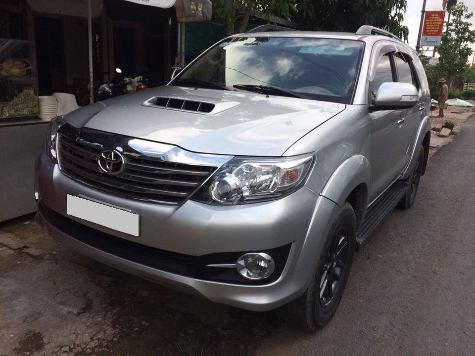 Toyota Fortuner 2015 - Bán Fortuner 2015 số sàn, máy dầu, màu bạc. Xe nhà chính chủ