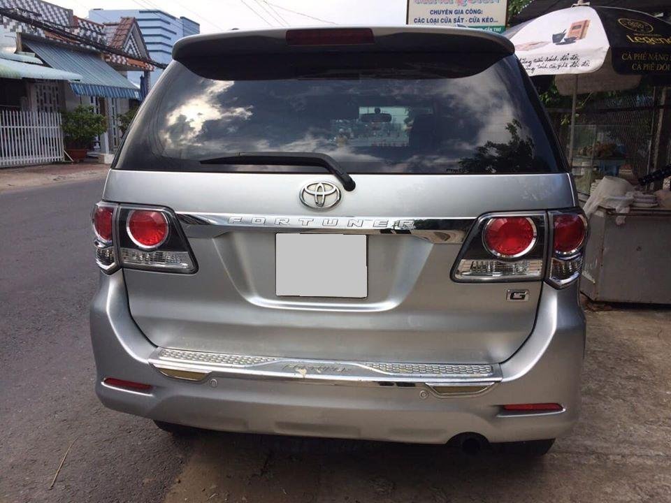 Toyota Fortuner 2015 - Bán Fortuner 2015 số sàn, máy dầu, màu bạc. Xe nhà chính chủ