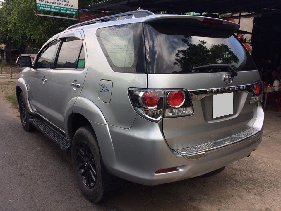 Toyota Fortuner 2015 - Bán Fortuner 2015 số sàn, máy dầu, màu bạc. Xe nhà chính chủ