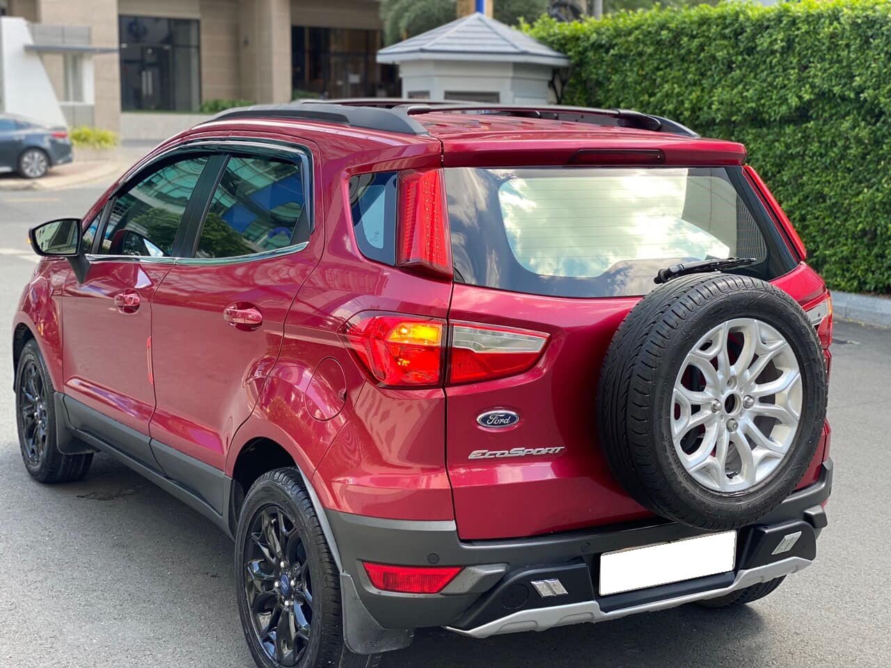 Ford EcoSport 2016 - Gia đình cần bán xe EcoSport 2016, bản Titanium, số tự động, màu đỏ còn mới tinh