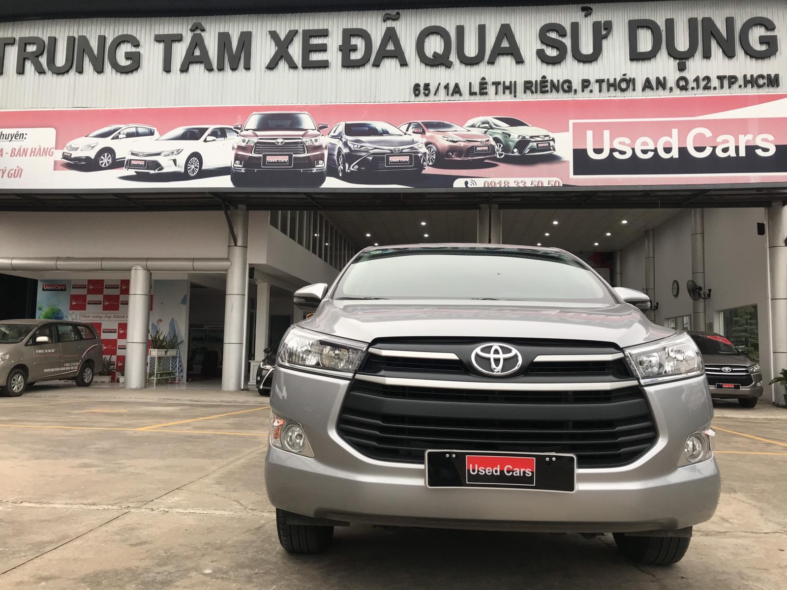 Toyota Innova E 2019 - Bán xe Toyota Innova E đời 2019, màu bạc biển SG chất như mới -giá cực đẹp