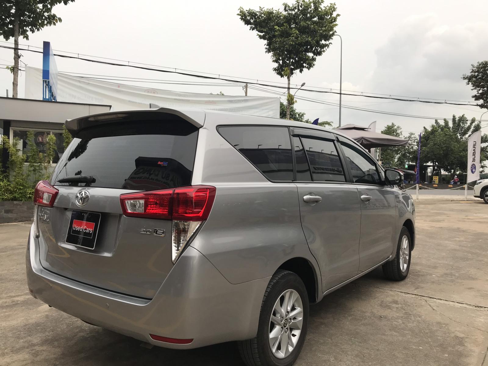 Toyota Innova E 2019 - Bán xe Toyota Innova E đời 2019, màu bạc biển SG chất như mới -giá cực đẹp