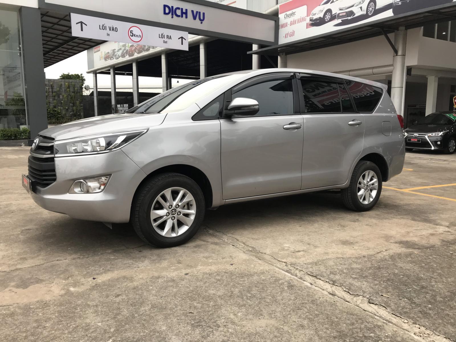 Toyota Innova E 2019 - Bán xe Toyota Innova E đời 2019, màu bạc biển SG chất như mới -giá cực đẹp